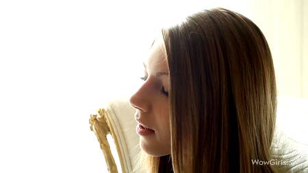 Русская красотка Krystal Boyd наслаждается утренней мастурбацией за чашкой кофе