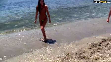 Парни страстно ебут на пляже худеньких загорелых девушек