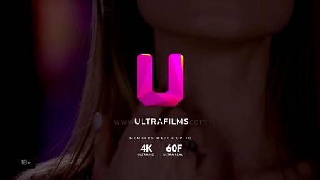 Парень нежно ебет в киску подвешенную девушку с идеальной фигурой