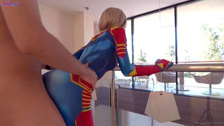 Чувак оприходовал косплейщицу в подъезде и мощно кончил ей в рот