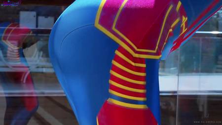 Чувак оприходовал косплейщицу в подъезде и мощно кончил ей в рот