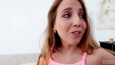 Фильм:  Она выбирает втроём