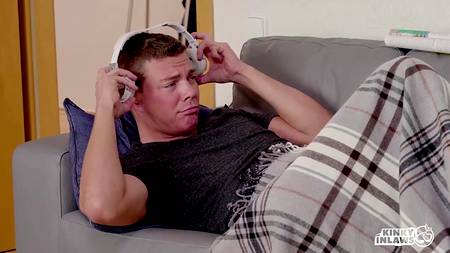 Пышногрудые нимфы насладились членом мастурбирующего парня