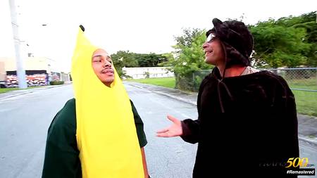 Негры отымели транса в задницу и смачно обкончали ему мордашку