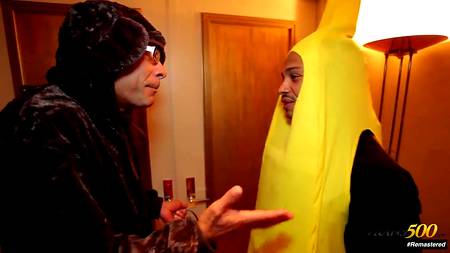 Негры отымели транса в задницу и смачно обкончали ему мордашку