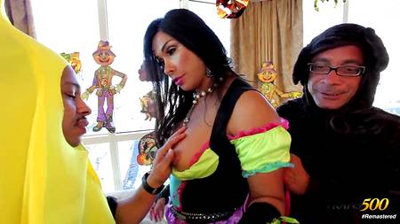 Негры отымели транса в задницу и смачно обкончали ему мордашку