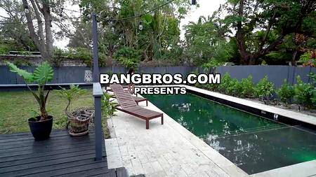 Мускулистый самец оприходовал латинку с шикарной большой задницей