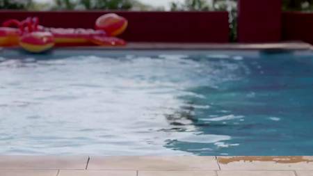 Парень отымел у бассейна красивую сучку и смачно кончил ей в рот