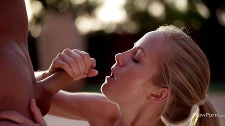 Парень отымел у бассейна красивую сучку и смачно кончил ей в рот