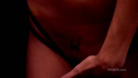 Сногсшибательная Maria Rya мастурбирует мокрую киску в душевой кабинке