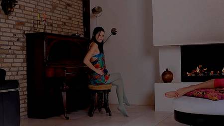 Пышногрудая лесбиянка оприходовала подругу розовым страпоном