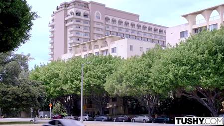 Симпатичный парень трахает во все щели двух горячих девушек