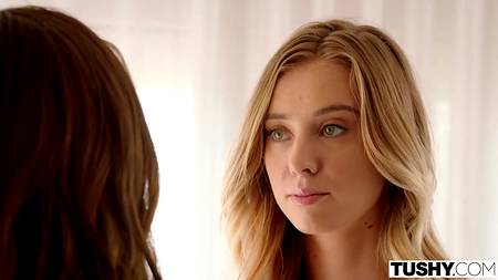 Симпатичный парень трахает во все щели двух горячих девушек