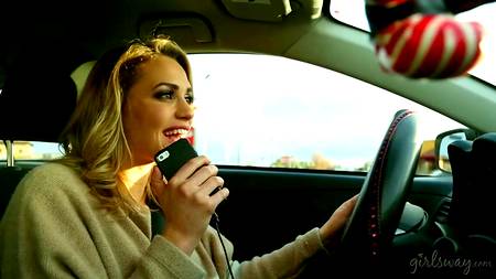 Светловолосые лесбиянки наслаждаются оральным сексом на диване