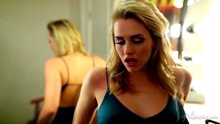 Светловолосые лесбиянки наслаждаются оральным сексом на диване