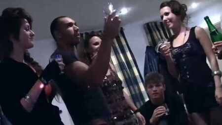 Русские свингеры устроили дома жаркую анальную оргию