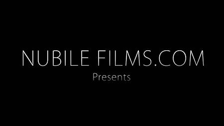 Мускулистый мужчина доводит до оргазма девушек с большими задницами