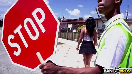 Сексапильная латинка прыгает на большом члене черного парня