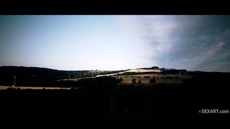 Накаченный кавалер красиво ебет на кровати пышногрудую блондинку