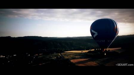 Накаченный кавалер красиво ебет на кровати пышногрудую блондинку