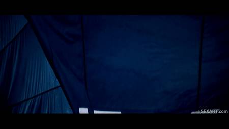 Накаченный кавалер красиво ебет на кровати пышногрудую блондинку