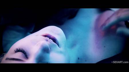 Накаченный кавалер красиво ебет на кровати пышногрудую блондинку