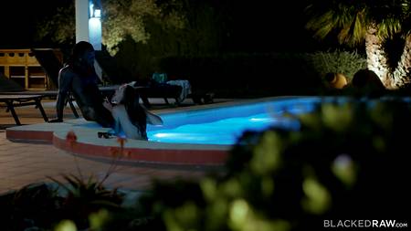 Длинноногая девушка балдеет на черном члене крепкого мавра