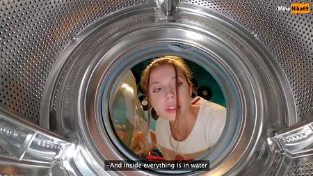 Похотливый Дима отымел сзади застрявшую в стиралке сестру