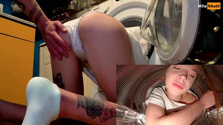 Похотливый Дима отымел сзади застрявшую в стиралке сестру