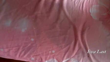 Русский пацан снимает на камеру как ебет в жопу похотливую мамашу