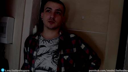 Русский хахаль насилует молодую девку в узенькую задницу