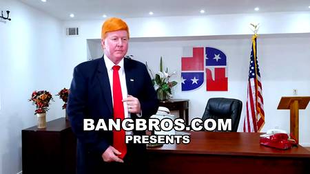 Дональд Трамп смотрит как фотограф ебет в его кабинете силиконовую сучку
