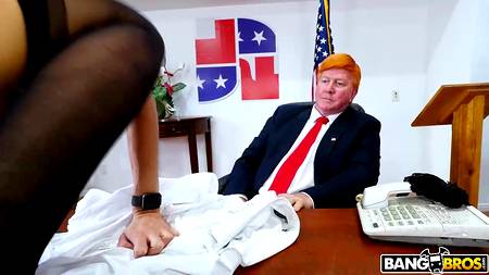 Дональд Трамп смотрит как фотограф ебет в его кабинете силиконовую сучку