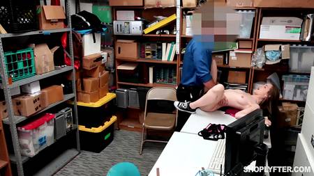 Охранник магазина отымел на работе воровку с шикарной фигурой