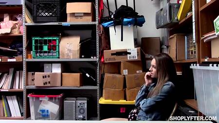 Охранник магазина отымел на работе воровку с шикарной фигурой