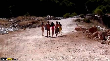 Мускулистые ловеласы оприходовали на море загорелых красоток