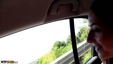 Мускулистые ловеласы оприходовали на море загорелых красоток