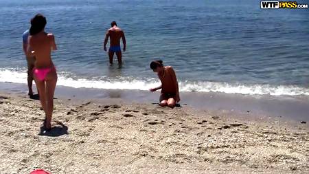 Мускулистые ловеласы оприходовали на море загорелых красоток