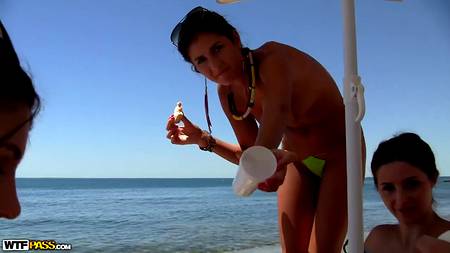 Мускулистые ловеласы оприходовали на море загорелых красоток