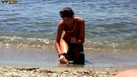 Мускулистые ловеласы оприходовали на море загорелых красоток