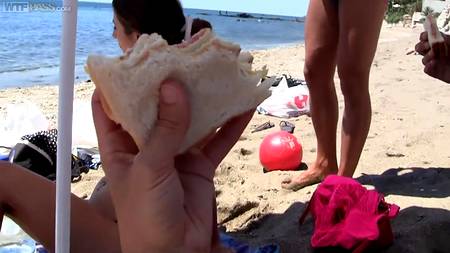 Мускулистые ловеласы оприходовали на море загорелых красоток