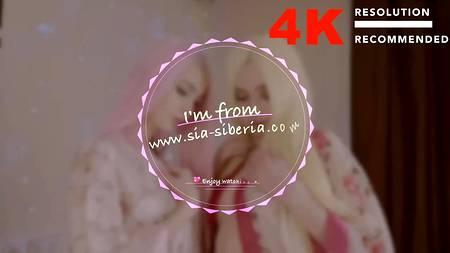 Красивая лесбиянка дрючит страпоном стонущую подружку