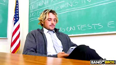 Препод трахает на парте сексапильную ученицу с шикарными сиськами