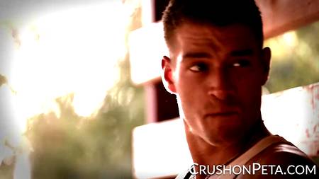 Деревенский парень дрючит в свинарнике пышногрудую подругу