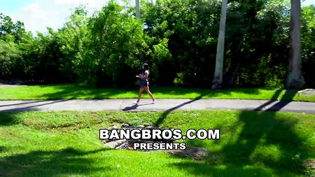 Чувак запикапил и трахнул в микроавтобусе красотку с шикарным телом