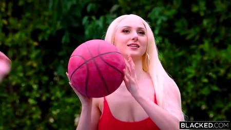 Накаченные негры дрючат белых подружек огромными болтами