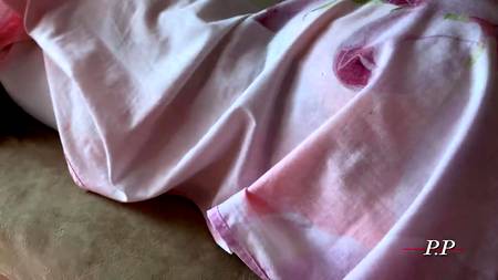 Русский пацан пялит в очко спящую девушку с аппетитной задницей