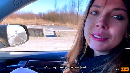 Русский водитель раскрутил няшную телку отсосать хуй за деньги