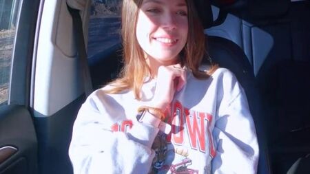 Русский водитель раскрутил няшную телку отсосать хуй за деньги