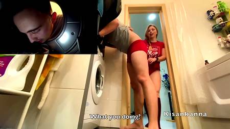 Русская нимфа лижет очко парню застрявшему в стиральной машинке